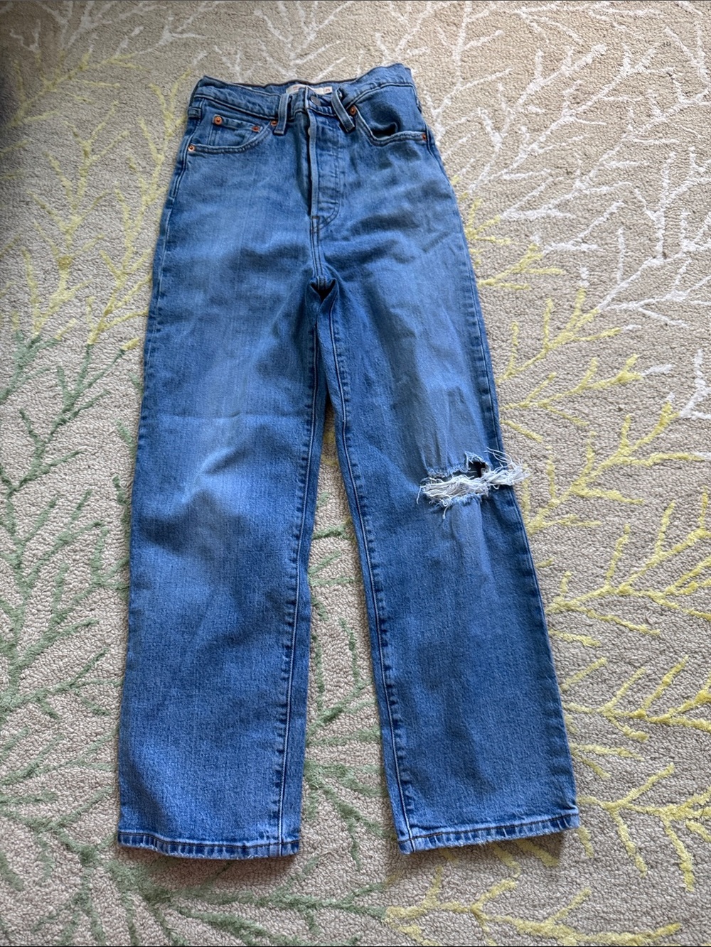 Levi's Premium Ribcage Straight Ankle Jeans in a size 25